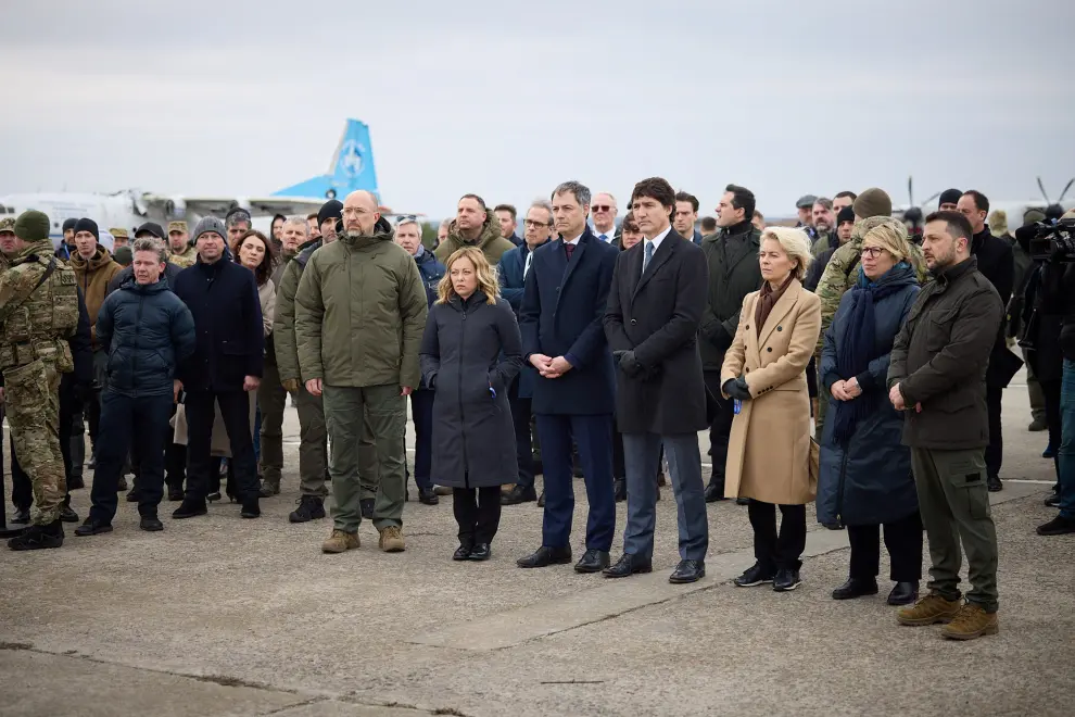 Ukraines President Volodymyr Zelenskiy, European Commission President Ursula von der Leyen, Italian Prime Minister Giorgia Meloni, Belgiums Prime Minister Alexander De Croo and Canadas Prime Minister Justin Trudeau walk before a joint statement during an award ceremony at an airfield in the town of Hostomel, on the second anniversary of Russias invasion of Ukraine, outside of Kyiv, February 24, 2024. Ukrainian Presidential Press Service/Handout via REUTERS ATTENTION EDITORS - THIS IMAGE HAS BEEN SUPPLIED BY A THIRD PARTY. [[[REUTERS VOCENTO]]] UKRAINE-CRISIS/ANNIVERSARY-LEADERS