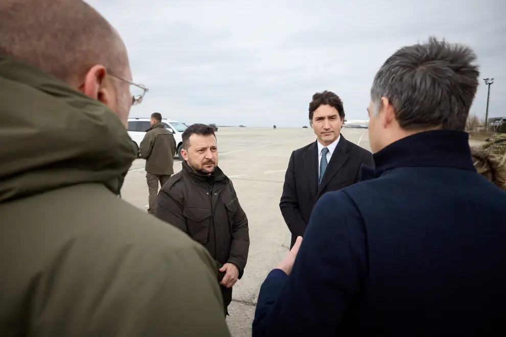 Ukraines President Volodymyr Zelenskiy, European Commission President Ursula von der Leyen, Italian Prime Minister Giorgia Meloni, Belgiums Prime Minister Alexander De Croo and Canadas Prime Minister Justin Trudeau attend an award ceremony at an airfield in the town of Hostomel, on the second anniversary of Russias invasion of Ukraine, outside of Kyiv, February 24, 2024. Ukrainian Presidential Press Service/Handout via REUTERS ATTENTION EDITORS - THIS IMAGE HAS BEEN SUPPLIED BY A THIRD PARTY. [[[REUTERS VOCENTO]]] UKRAINE-CRISIS/ANNIVERSARY-LEADERS