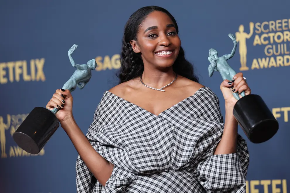 Los Angeles (United States), 25/02/2024.- US actor Ayo Edebiri poses in the press room with the awards for Outstanding Performance by a Female Actor in a Comedy Series for 'ÄòThe Bear'Äô during the 30th Annual Screen Actors Guild Awards at the Shrine Auditorium & Expo Hall in Los Angeles, California, USA, 24 February 2024. EFE/EPA/ALLISON DINNER
