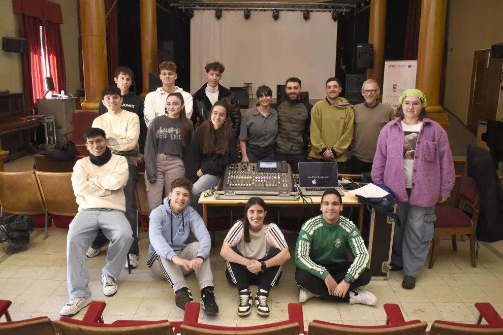 En imagen, los estudiantes del grado superior de Sonido del IES Ramón y Cajal de Huesca con su profesor, Juan Miguel Sánchez.