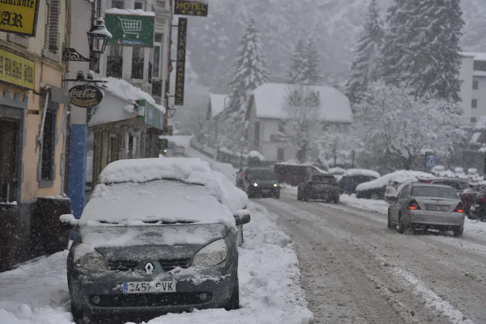 Imágenes de la nevada que ha dejado la borrasca Mónica en muchas localidades del Pirineo, como Canfranc.