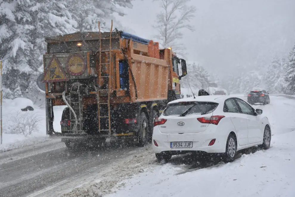Imágenes de la nevada que ha dejado la borrasca Mónica en muchas localidades del Pirineo, como Canfranc.