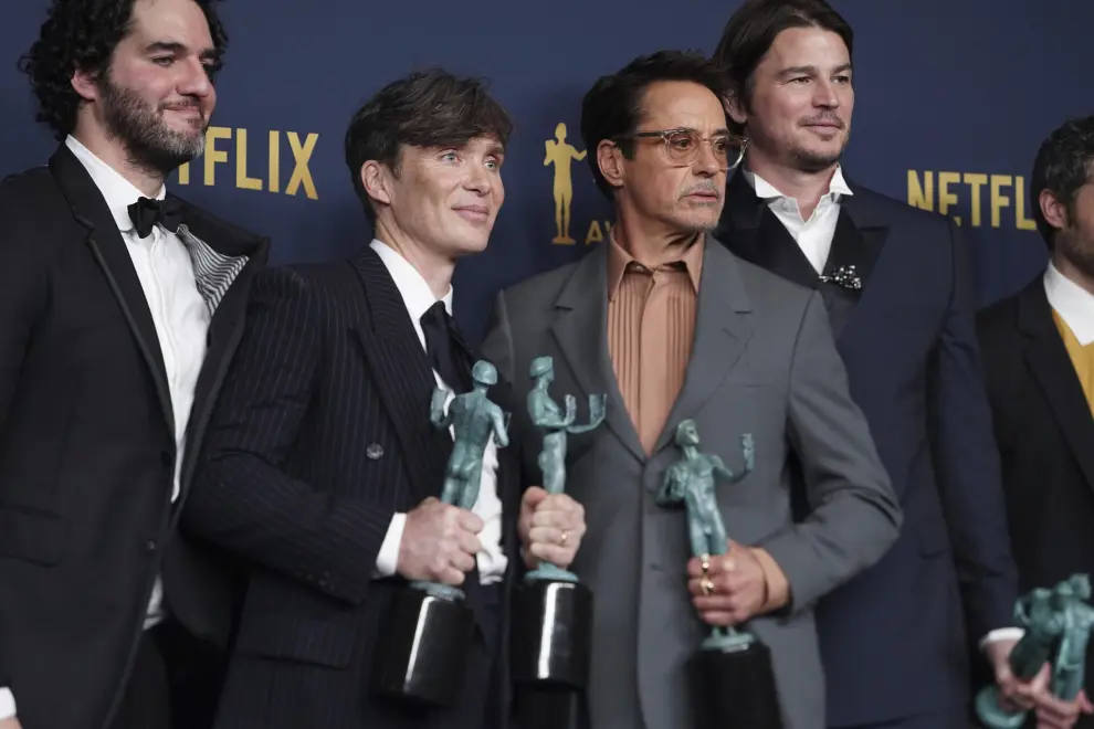 Benny Safdie, from left, Cillian Murphy, Robert Downey Jr., and Josh Hartnett, winners of the award for the award for outstanding performance by a cast in a motion picture for "Oppenheimer," pose in the press room during the 30th annual Screen Actors Guild Awards on Saturday, Feb. 24, 2024, at the Shrine Auditorium in Los Angeles. (Photo by Jordan Strauss/Invision/AP)

Associated Press/LaPresse
Only Italy and Spain