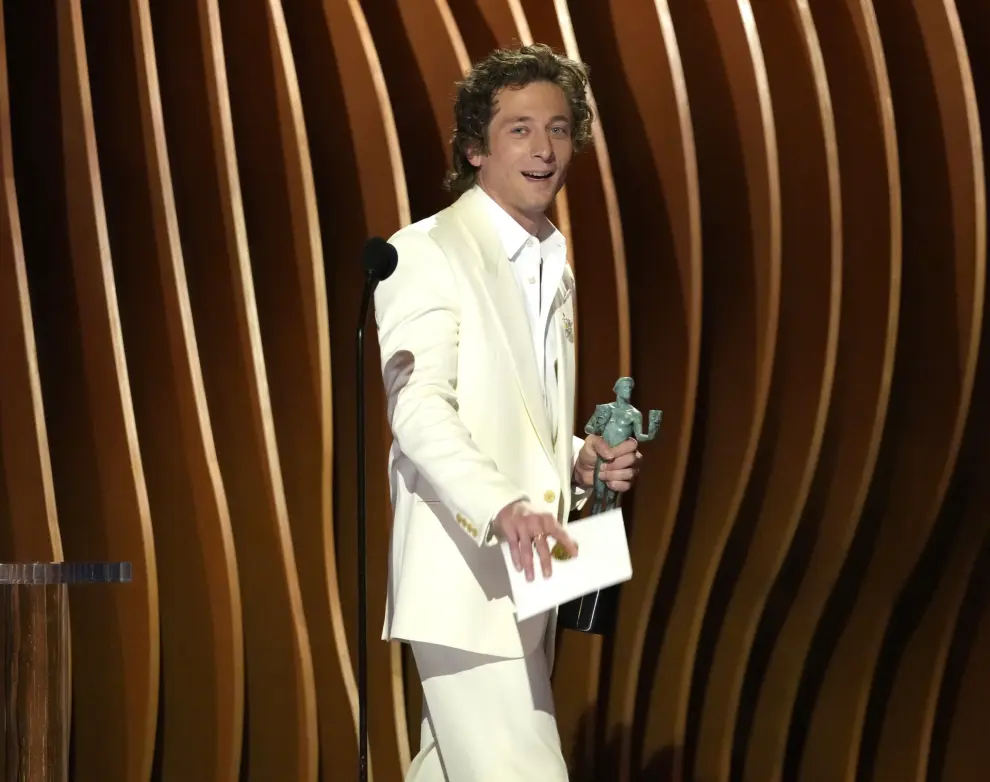 Jeremy Allen White accepts the award for outstanding performance by a male actor in a comedy series for "The Bear" during the 30th annual Screen Actors Guild Awards on Saturday, Feb. 24, 2024, at the Shrine Auditorium in Los Angeles. (AP Photo/Chris Pizzello)

Associated Press/LaPresse
Only Italy and Spain