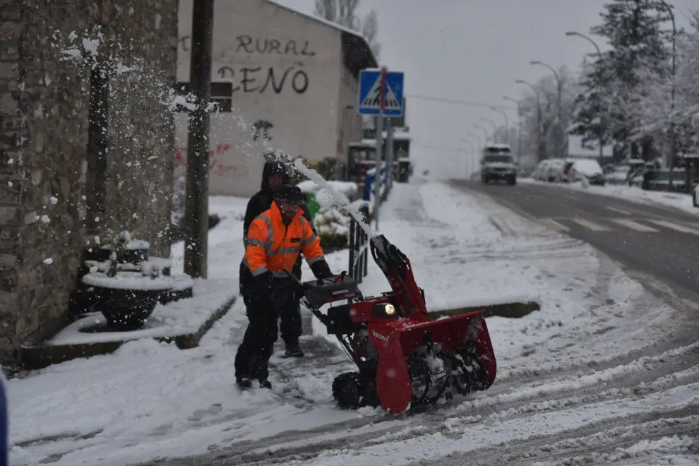 Imágenes de la nevada que ha dejado la borrasca Mónica en muchas localidades del Pirineo, como Villanúa.