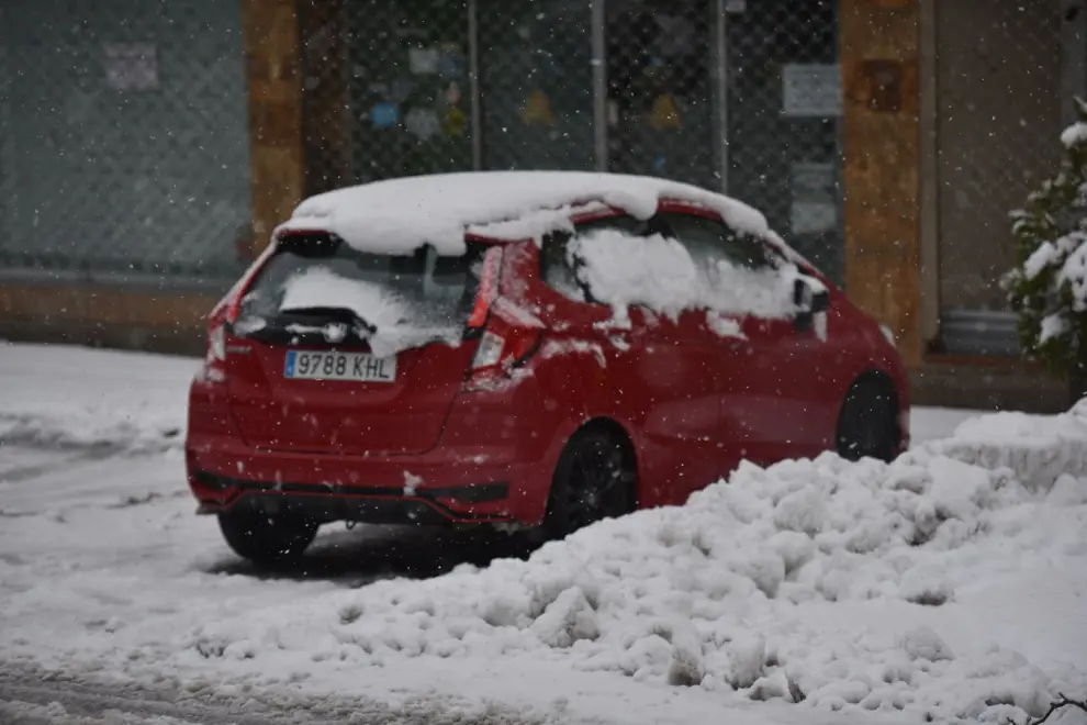Imágenes de la nevada que ha dejado la borrasca Mónica en muchas localidades del Pirineo, como Villanúa.
