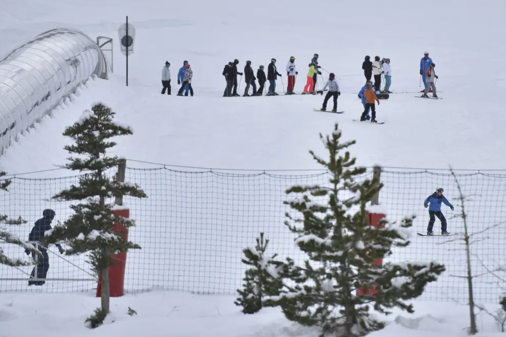 Los esquiadores disfrutaron este martes de una jornada de nieve polvo en la estación de Formigal-Panticosa.