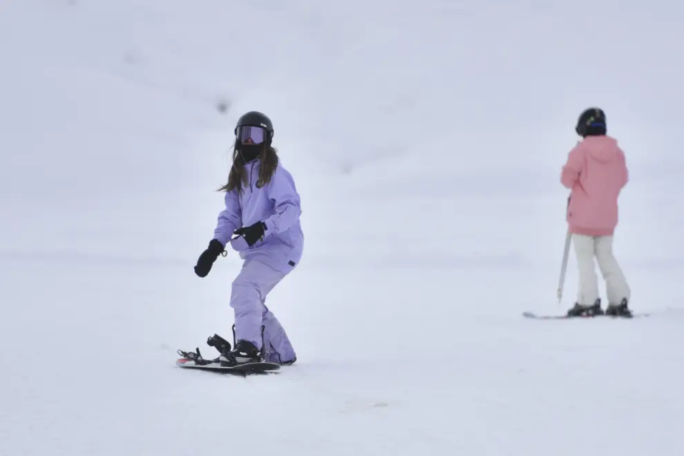 Los esquiadores disfrutaron este martes de una jornada de nieve polvo en la estación de Formigal-Panticosa.