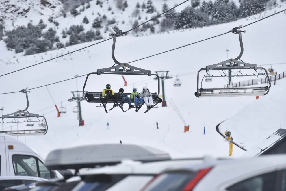 Los esquiadores disfrutaron este martes de una jornada de nieve polvo en la estación de Formigal-Panticosa.