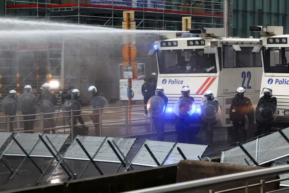 Police use a water cannon during a protest of European farmers over price pressures, taxes and green regulation, on the day of an EU Agriculture Ministers meeting in Brussels, Belgium February 26, 2024. REUTERS/Yves Herman [[[REUTERS VOCENTO]]] EUROPE-FARMERS/PROTEST-BELGIUM