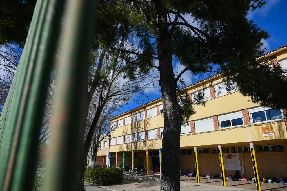 Una rama cae a la entrada del colegio.