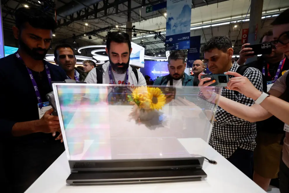 Los visitantes observan el concepto de portátil Lenovo ThinkBook con pantalla transparente, en el Mobile World Congress (MWC) de 2024 en Barcelona. el fabricante de ordenadores ha sorprendido con este concepto de ordenador trasparente que aún no está a la venta.
