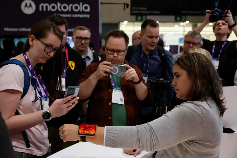 Motorola ha sorprendido en el Mobile World Congress (MWC) 2024 al presentar un prototipo de celular flexible que combina la versatilidad de un smartwatch con la funcionalidad de un smartphone plegable. Se pliega tanto que se puede usar como brazalete.