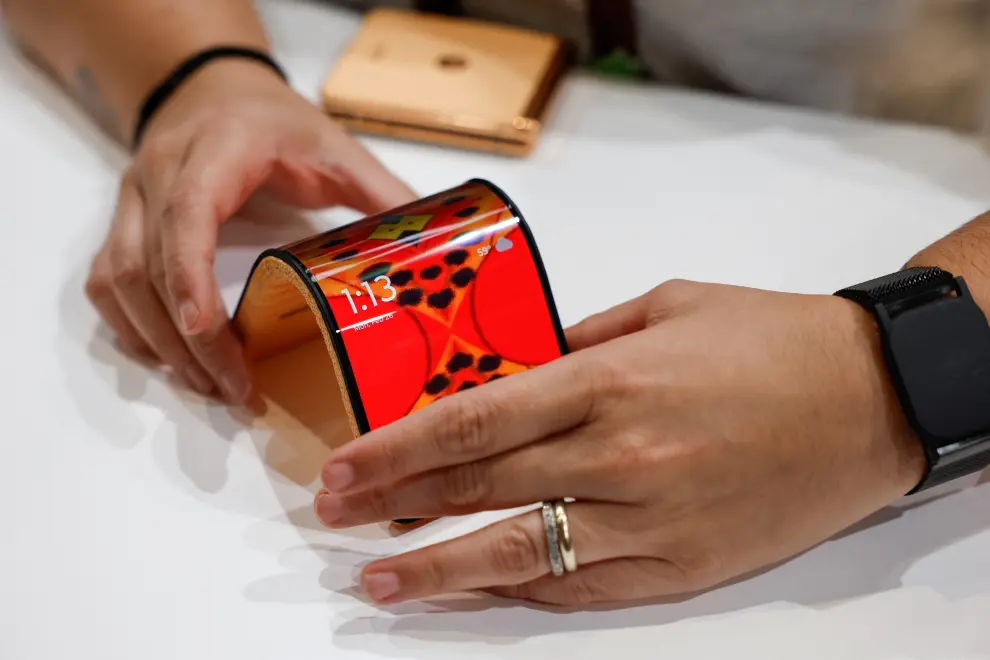 Motorola ha sorprendido en el Mobile World Congress (MWC) 2024 al presentar un prototipo de celular flexible que combina la versatilidad de un smartwatch con la funcionalidad de un smartphone plegable. Se pliega tanto que se puede usar como brazalete.