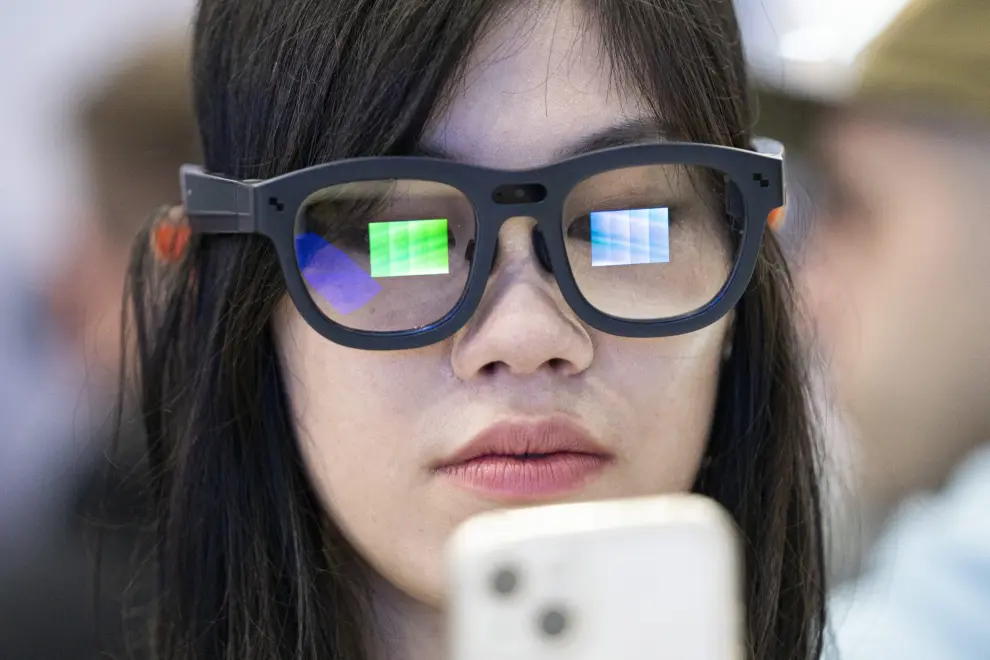 Estas gafas AR ultraligeras son la versión 2.0 de su predecesora. Pesa aproximadamente 60 gramos, lo que es aproximadamente la mitad del peso de la versión original de 120 gramos. Utilizan la plataforma Snapdragon AR1 Gen 1 y son las primeras gafas con pantalla 3D a todo color del mundo. La tecnología de visualización de guía de onda óptica MicroLED permite imágenes 3D vibrantes en lentes delgadas y transparentes, ofreciendo un amplio campo de visión. Cuentan con 19 sensores de alta precisión para visión, tacto y oído, incluyendo cámaras RGB, sensores ToF, LiDAR y micrófonos. Brillo ocular líder en la industria de hasta 1,500 nits, lo que permite su uso incluso bajo luz solar intensa. Cámara de alta definición de 12MP para captura en perspectiva en primera persona.