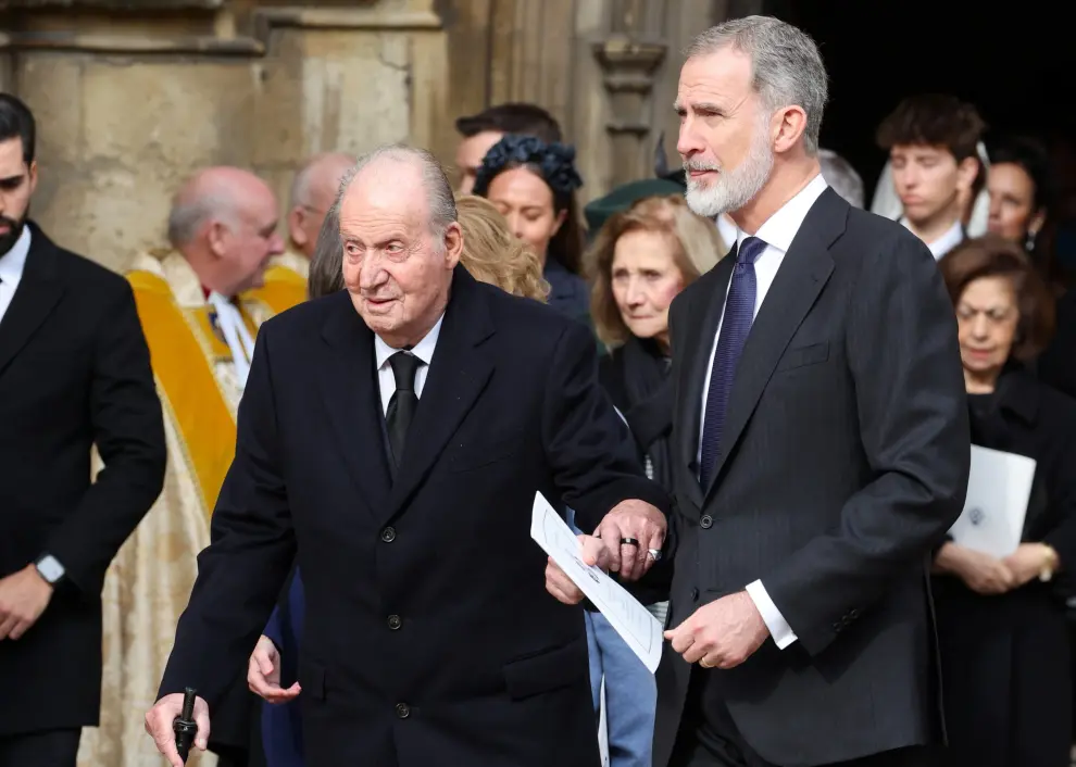 El rey emérito Juan Carlos I se reencuentra con su hijo el rey Felipe VI en el funeral por Constantino de Grecia en el Palacio de Windsor.