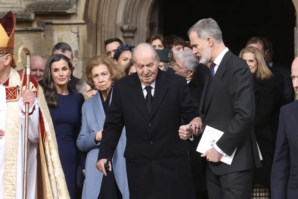 El rey emérito Juan Carlos I se reencuentra con su hijo el rey Felipe VI en el funeral por Constantino de Grecia en el Palacio de Windsor.