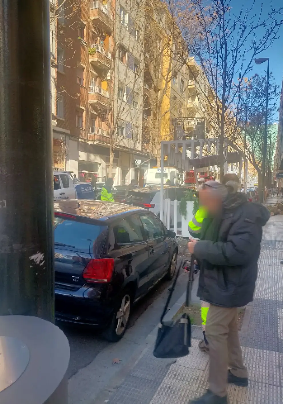 Choque de un coche con un árbol en Zaragoza