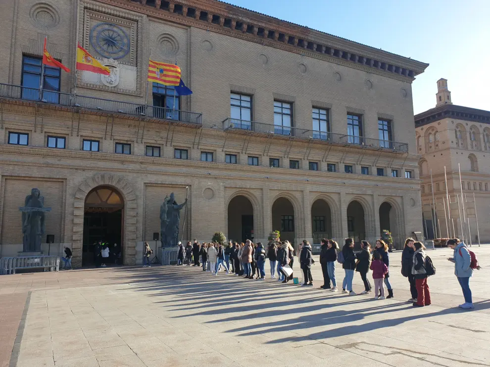 Filas en la plaza del Pilar, donde numerosos seguidores aguardan para ver a Naiara y Juanjo, de OT, en su visita al Ayuntamiento de Zaragoza.