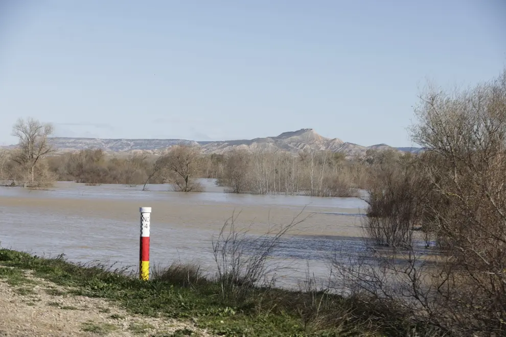 El 112 Aragón pide "precaución" ante la llegada de la crecida del Ebro.