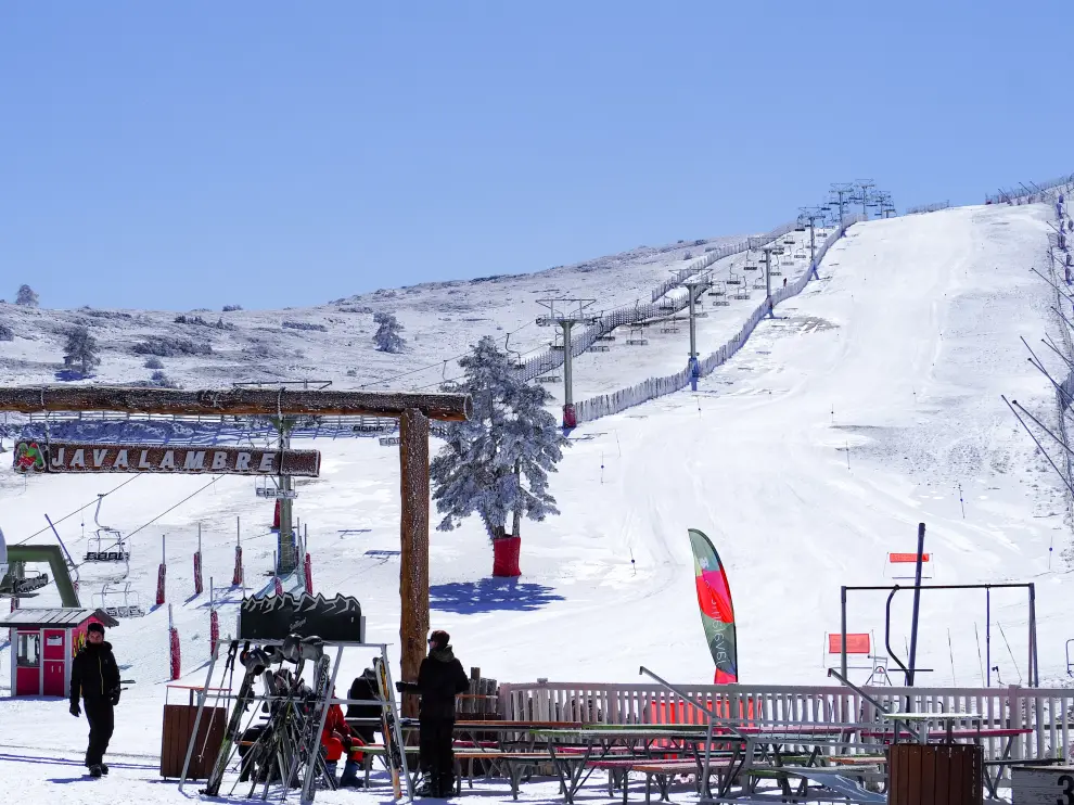 Imágenes de las estaciones de esquí de Aramón y de Candanchú.