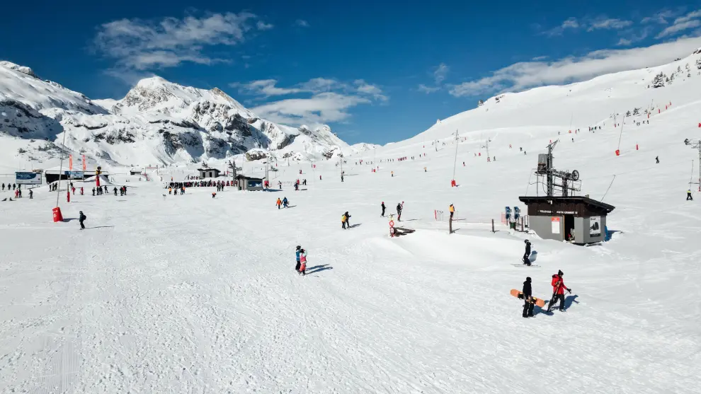 Imágenes de las estaciones de esquí de Aramón y de Candanchú.