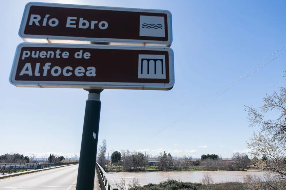 Monzalbarba se prepara para la crecida del Ebro.