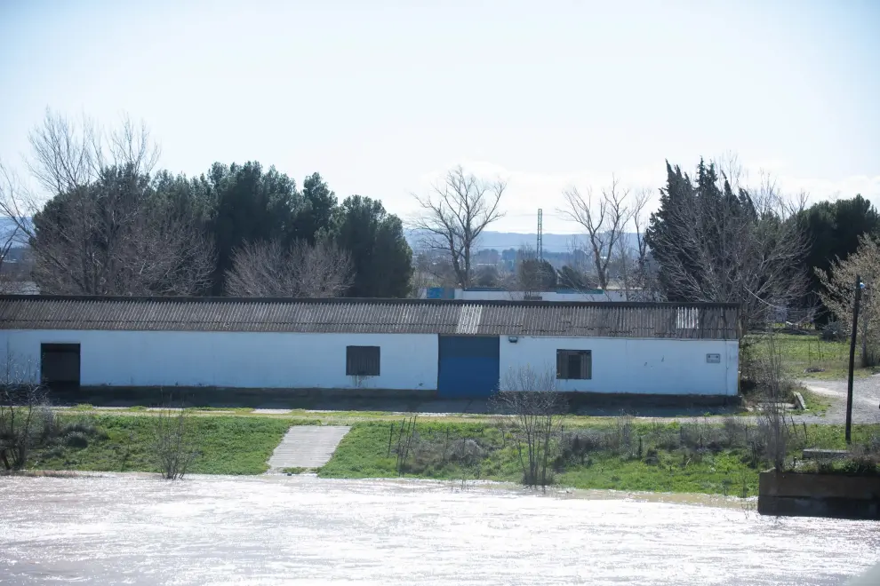 Monzalbarba se prepara para la crecida del Ebro.