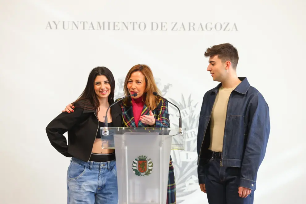 Visita de Naiara y Juanjo de OT al Ayuntamiento de Zaragoza, donde los ha recibido Natalia Chueca y les ha dado la noticia de que serán los pregoneros de las Fiestas del Pilar 2024.