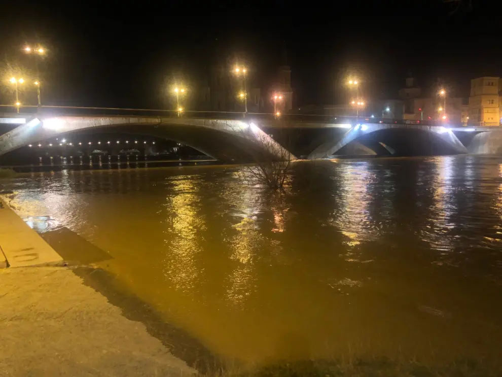El río Ebro anega ya la ribera en la capital aragonesa y obliga a cortar zonas de tránsito en Helios y la Expo.