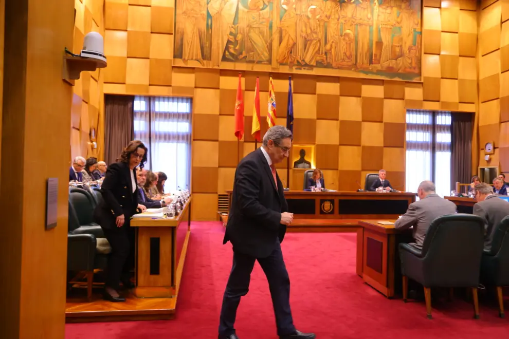 La entrega del reconocimiento, que se otorga a todos los exalcaldes de Zaragoza, ha salido adelante con los votos de PP, PSOE y ZEC. Vox se ha ido del pleno.