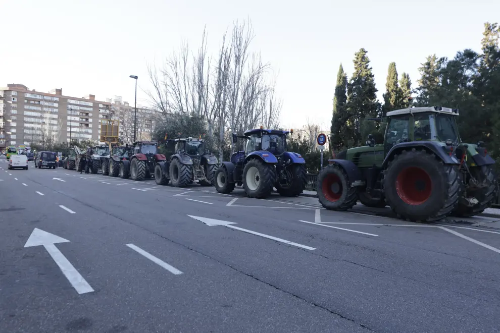 Varios tractores se concentran a las puertas del palacio de Aljafería