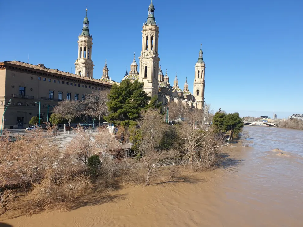 La crecida del Ebro a su paso por Zaragoza.