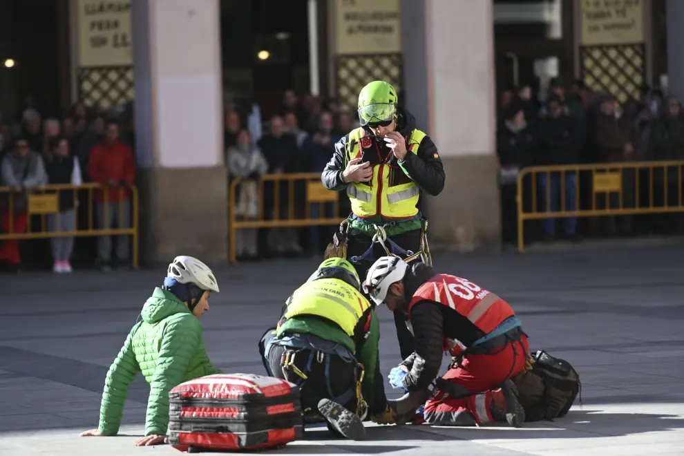 Los equipos de rescate han realizado un simulacro en la plaza de López Allué.