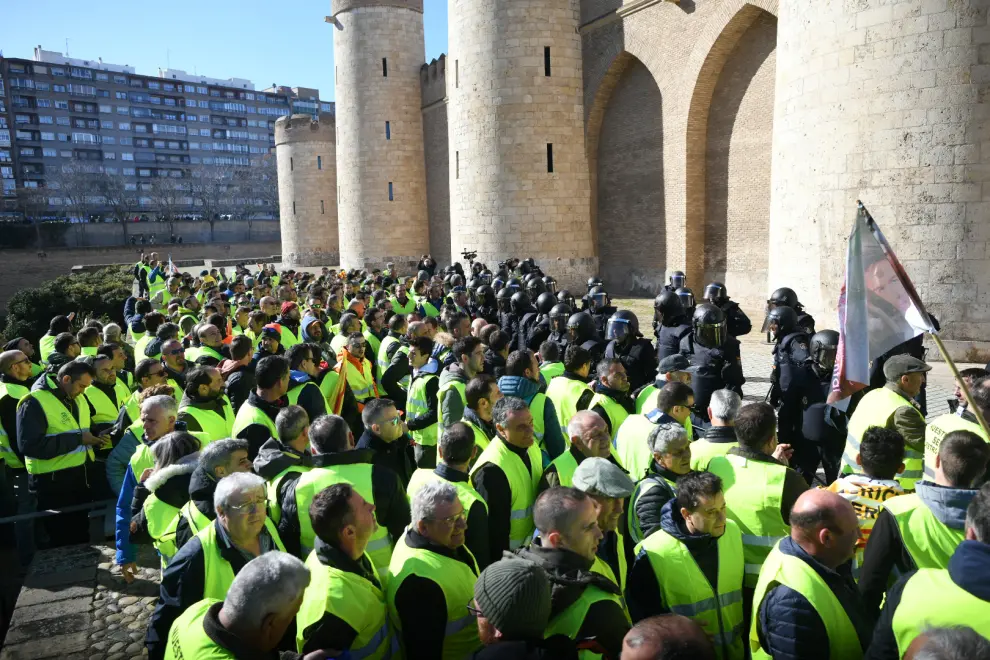 Protestas de los agricultores a las puertas de la Aljafería