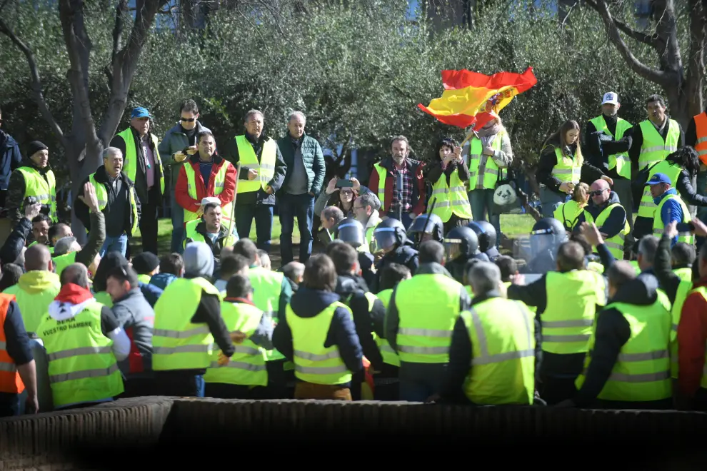 Protestas de los agricultores a las puertas de la Aljafería