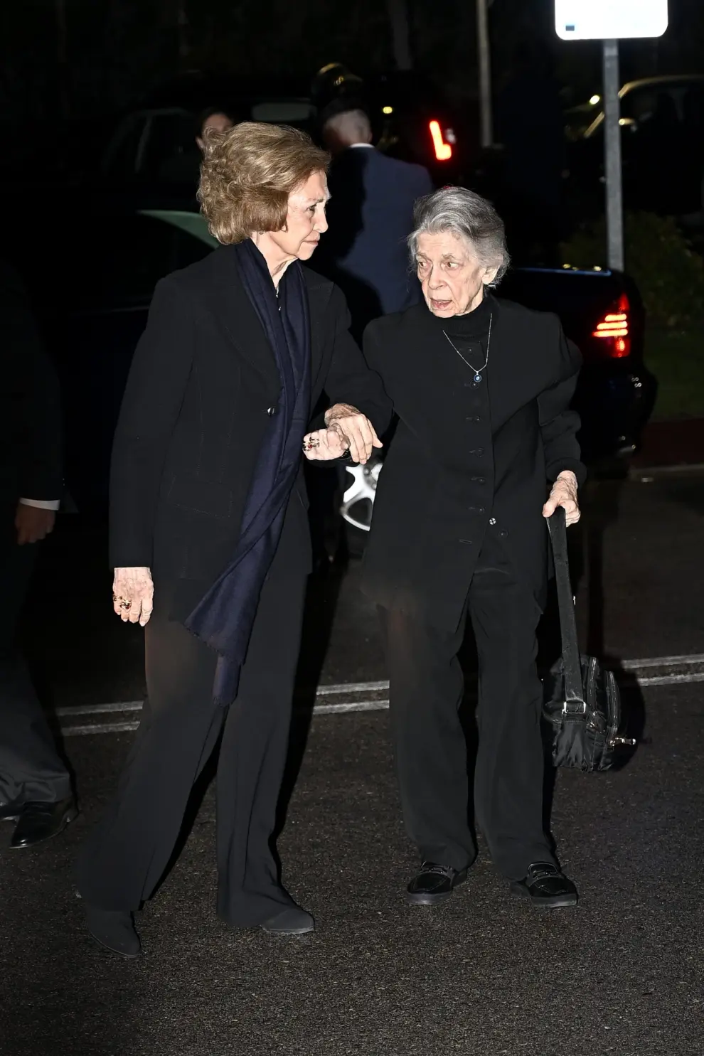 La reina Sofía llegando junto a su hermana, Irene de Grecia
