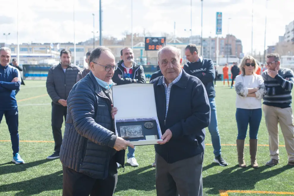 Homenaje a Alfredo Cucalón, entrenador más veterano de Aragón, en el campo de La Azucarera.