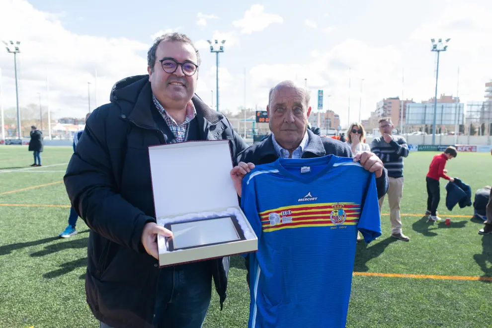 Homenaje a Alfredo Cucalón, entrenador más veterano de Aragón, en el campo de La Azucarera.