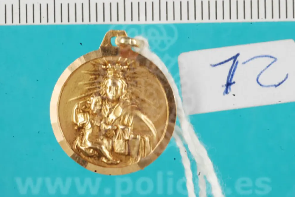 Medalla recuperada en operaciones en Zaragoza que la Policía Nacional expone en su web.