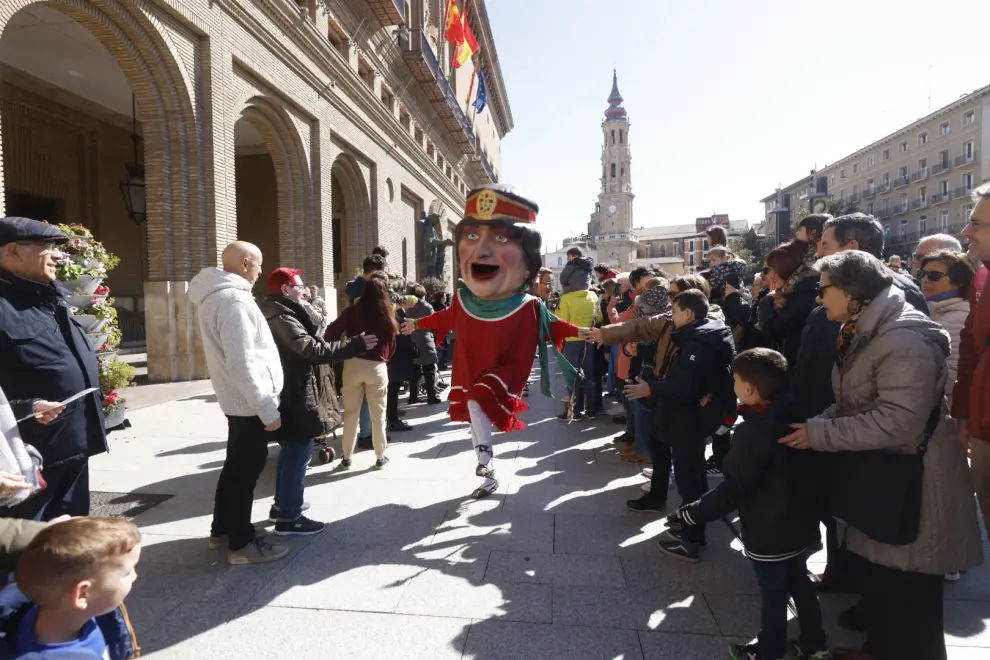 Salida de los gigantes y cabezudos en la plaza del Pilar por el 25 aniversario de la Comparsa de Zaragoza