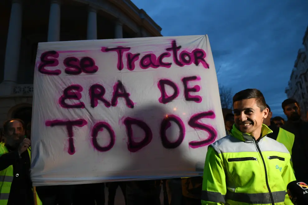 Decenas de agricultores cortan el paseo de María Agustín en apoyo a los detenidos en los disturbios de La Aljafería.