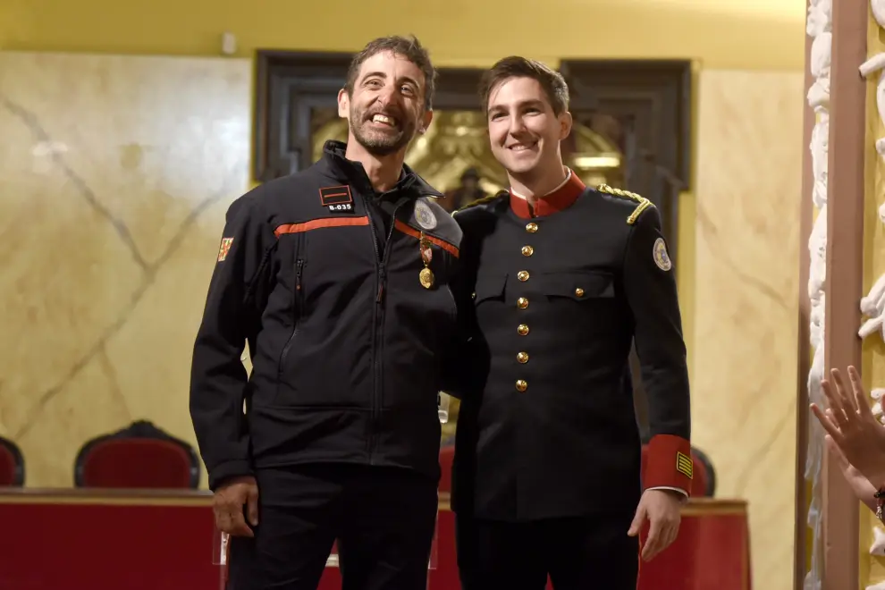 El Colegio Santiago del Ayuntamiento de Huesca ha sido escenario de la imposición de medallas por la festividad de San Juan de Dios, patrón de los bomberos.