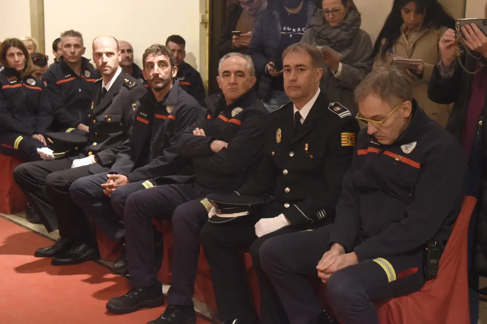 El Colegio Santiago del Ayuntamiento de Huesca ha sido escenario de la imposición de medallas por la festividad de San Juan de Dios, patrón de los bomberos.