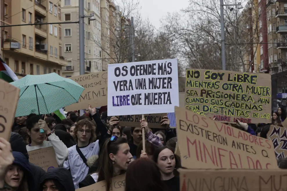 Centenares de personas emprenden la marcha por las calles de Zaragoza en la manifestación estudiantil por el 8M.