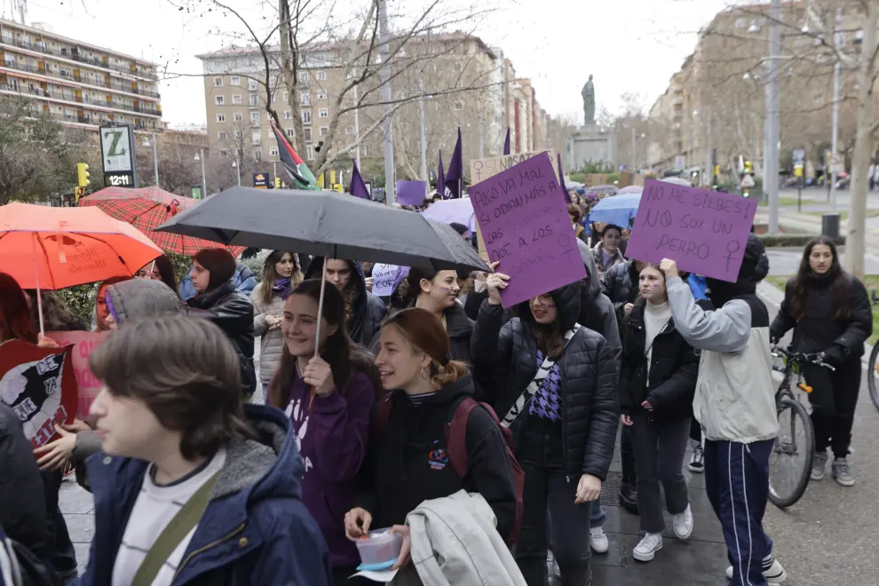 Centenares de personas emprenden la marcha por las calles de Zaragoza en la manifestación estudiantil por el 8M.