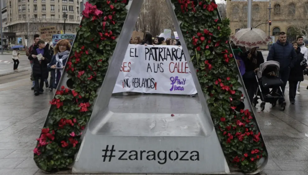 Centenares de personas recorren las calles de Zaragoza en la manifestación estudiantil por el 8M.