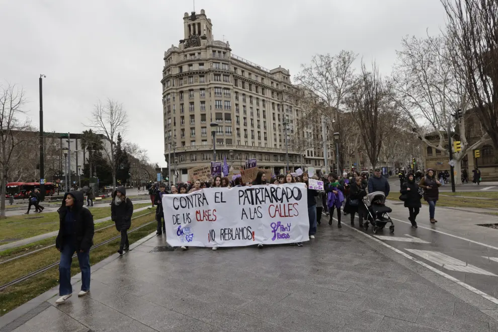 Centenares de personas recorren las calles de Zaragoza en la manifestación estudiantil por el 8M.