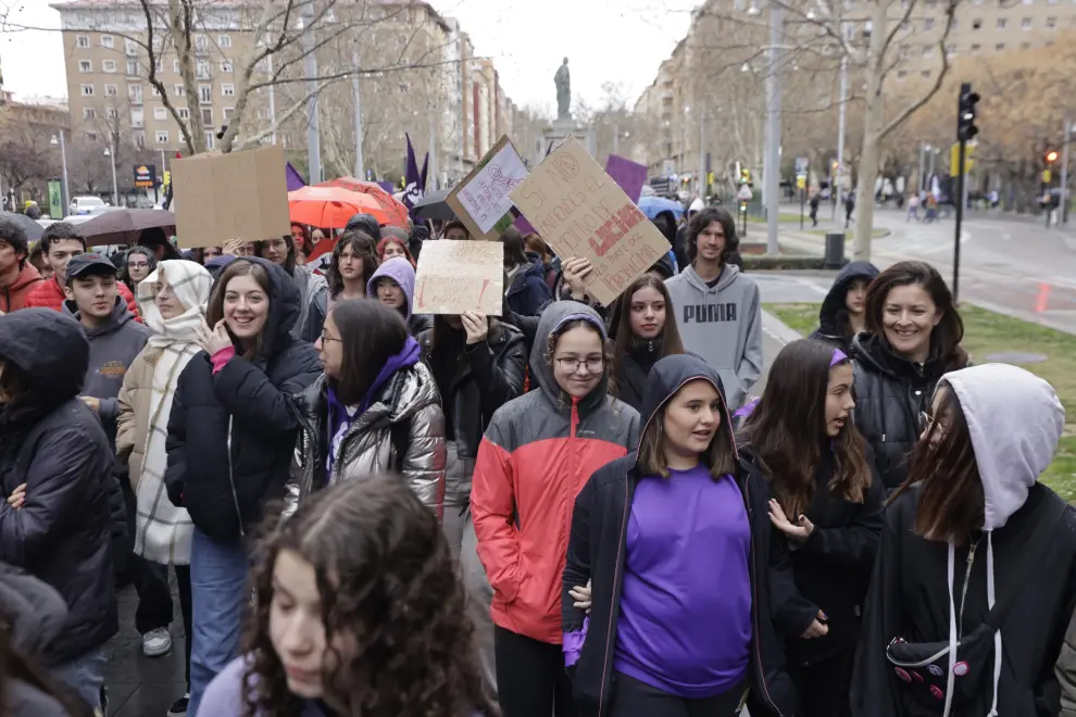 Centenares de personas emprenden la marcha por las calles de Zaragoza en la manifestación estudiantil por el 8-M.