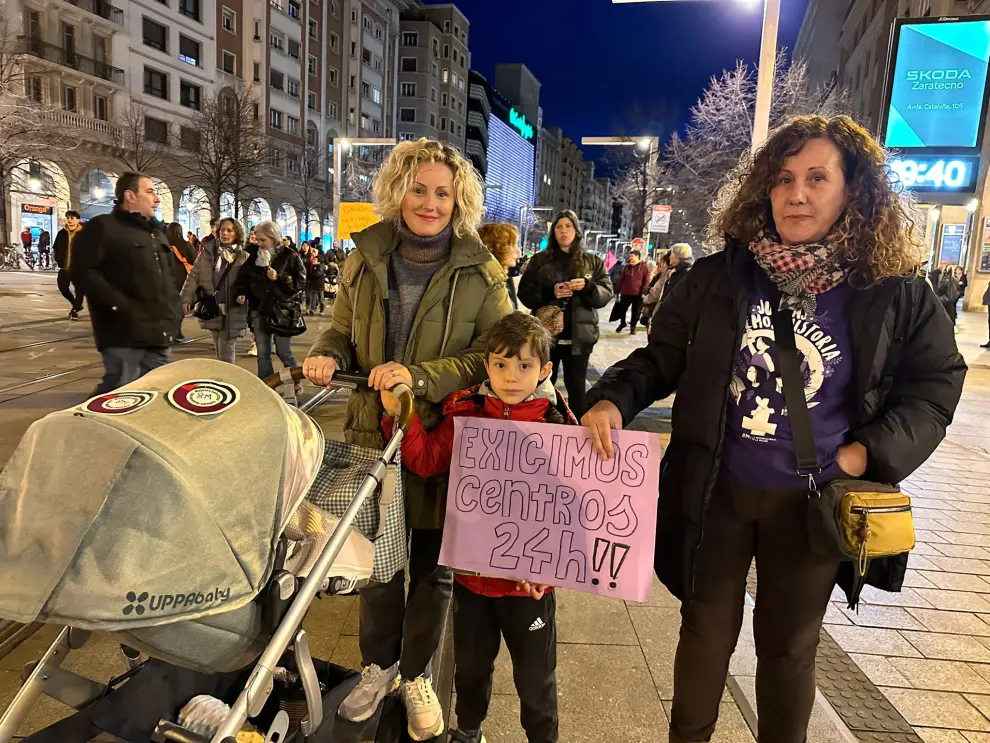 María Sanz con su madre y sus dos hijos en la manifestación de Zaragoza.